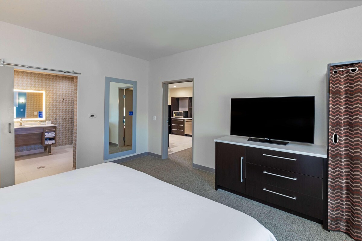 Luxe beddengoed, een bureau, een laptopwerkplek
