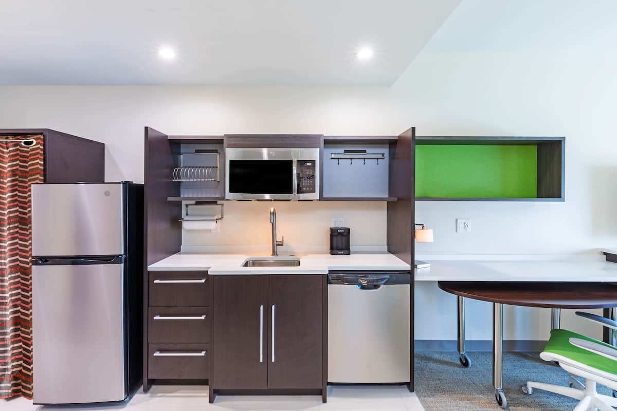 1 bedroom, premium bedding, desk, laptop workspace