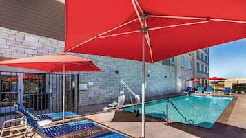 Utomhuspool, parasoller och solstolar
