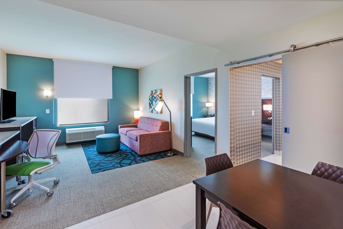 1 bedroom, premium bedding, desk, laptop workspace