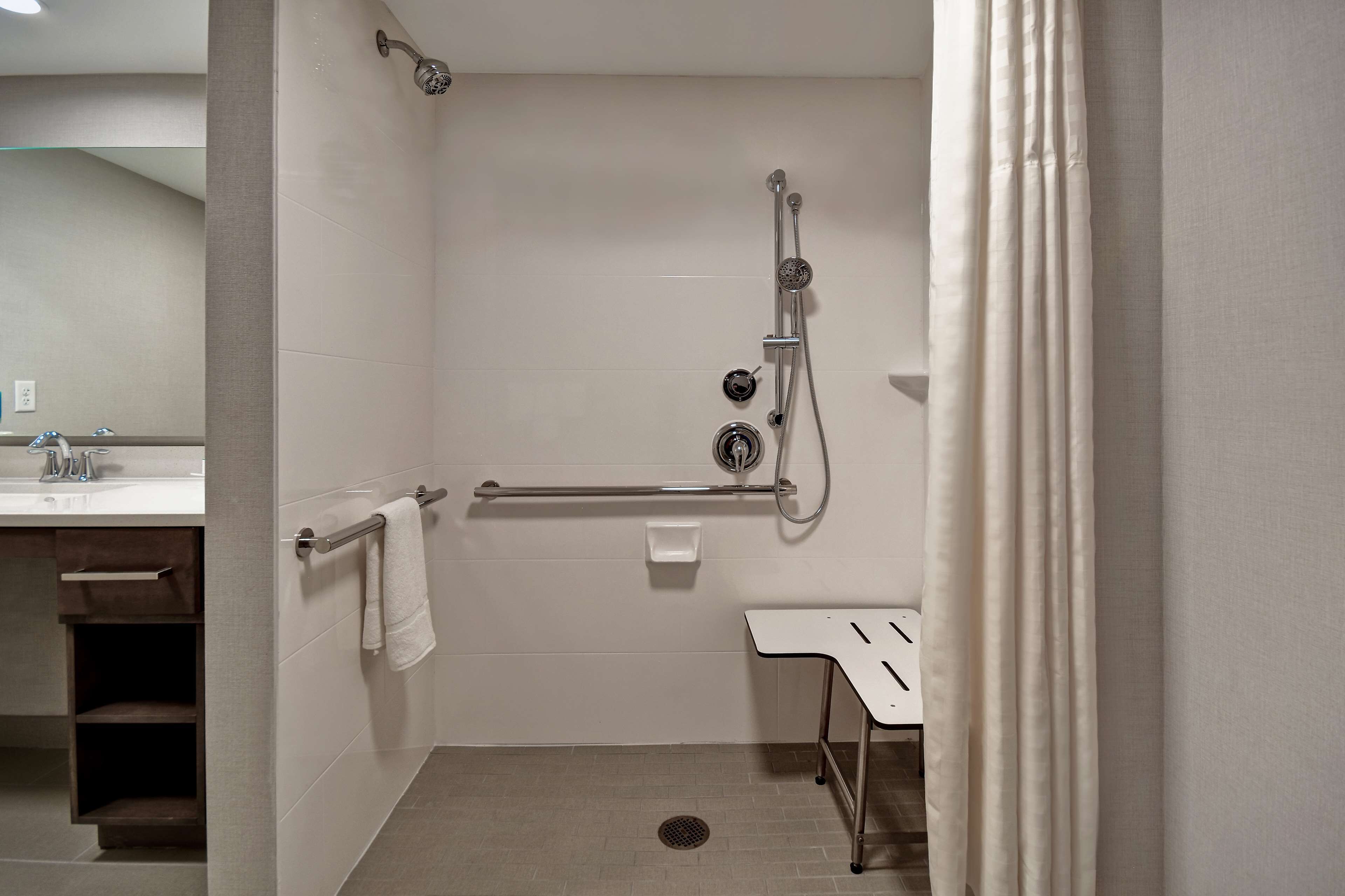 Suite, 2 queensize-senger, tilgjengelighetstilpasset (Roll-In Shower) | Dusj på badet