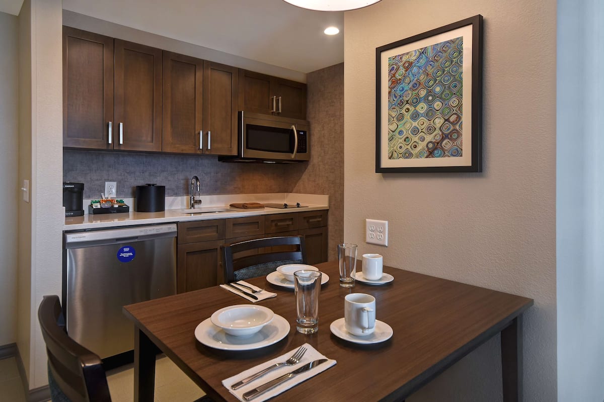 Grand réfrigérateur, micro-ondes, plaque de cuisson, lave-vaisselle