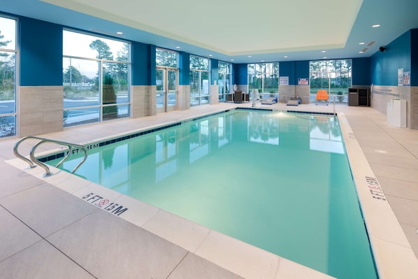 室内游泳池,日光浴躺椅