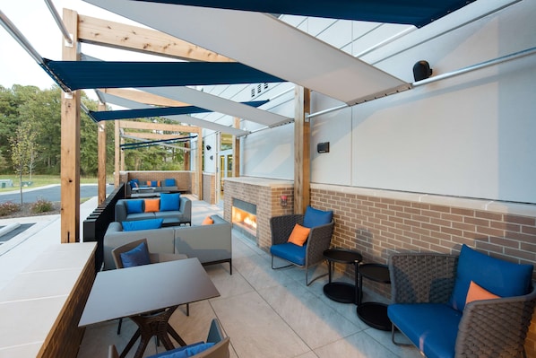 Terrace/patio - Hampton Inn by Hilton Smithfield Selma (Smithfield)