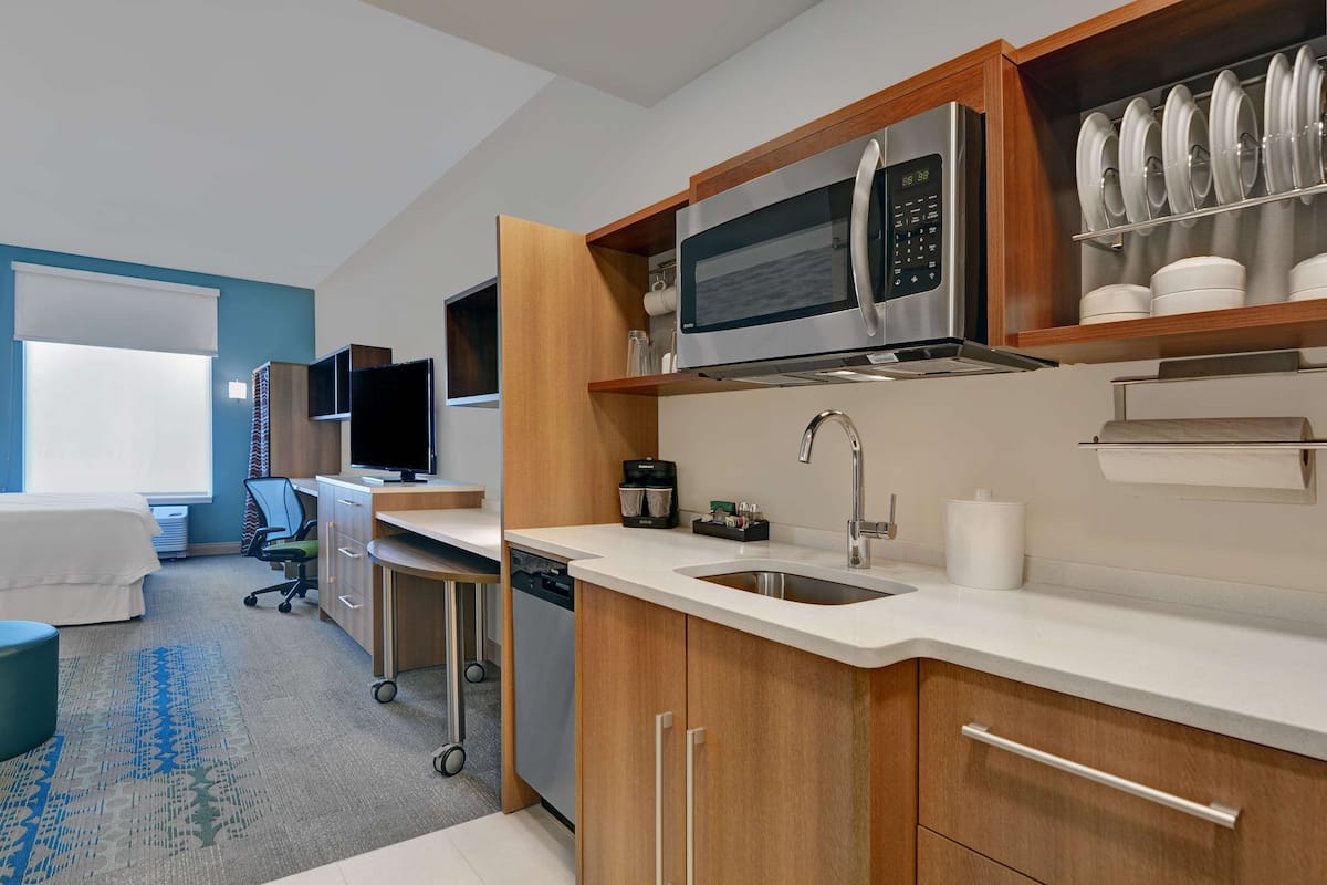 1 bedroom, premium bedding, desk, laptop workspace