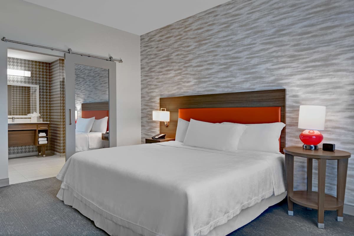 1 bedroom, premium bedding, desk, laptop workspace