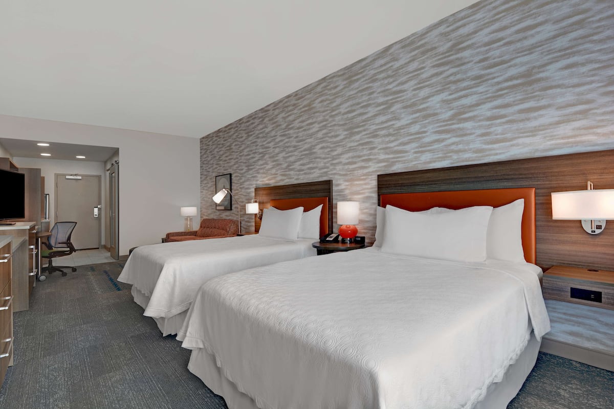 1 bedroom, premium bedding, desk, laptop workspace