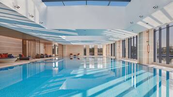 室內泳池、季節性室外泳池;06:00 至 22:00 開放;躺椅、場內有救生員當值