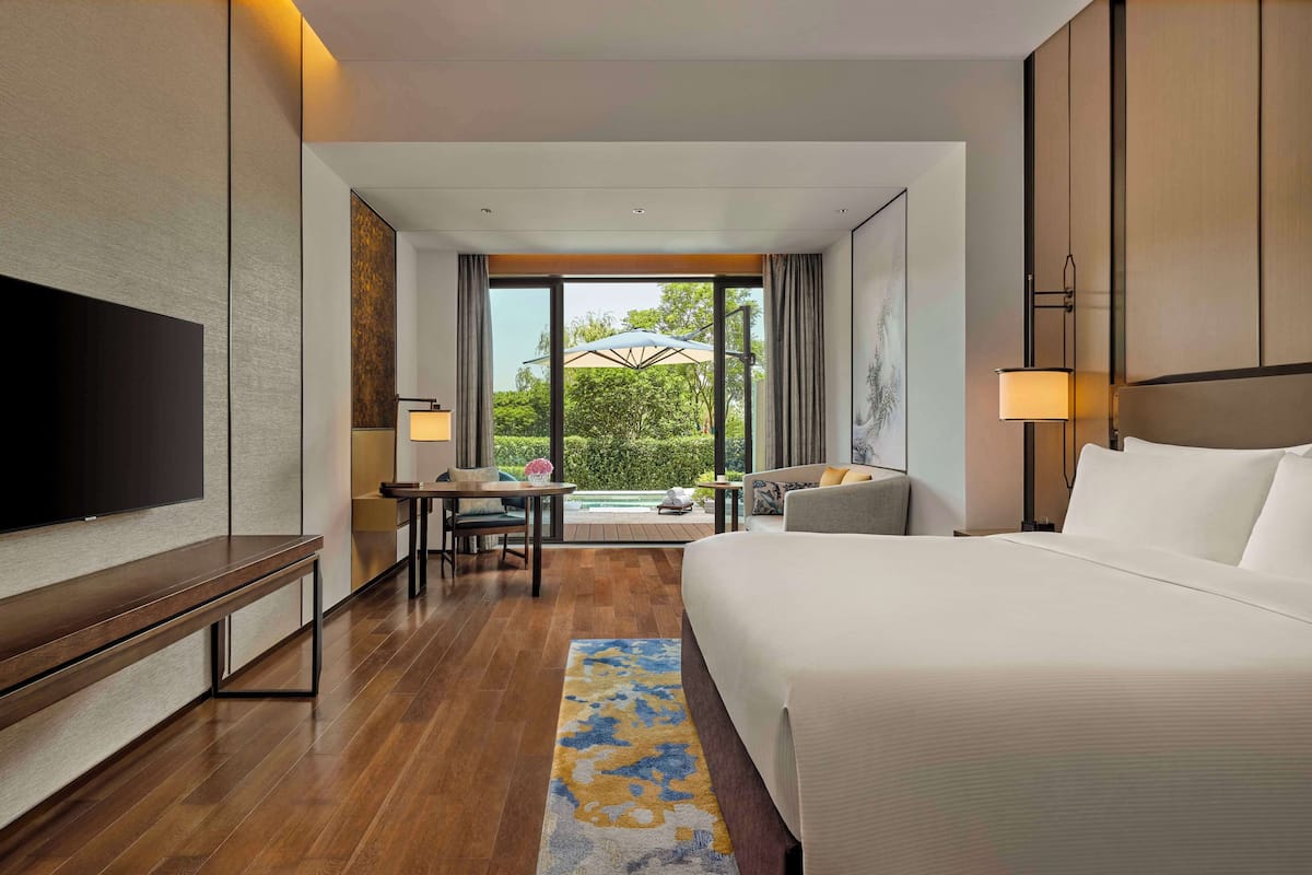 Deluxe Room, 1 King Bed | 1 bedroom, down comforters, minibar, in-room safe