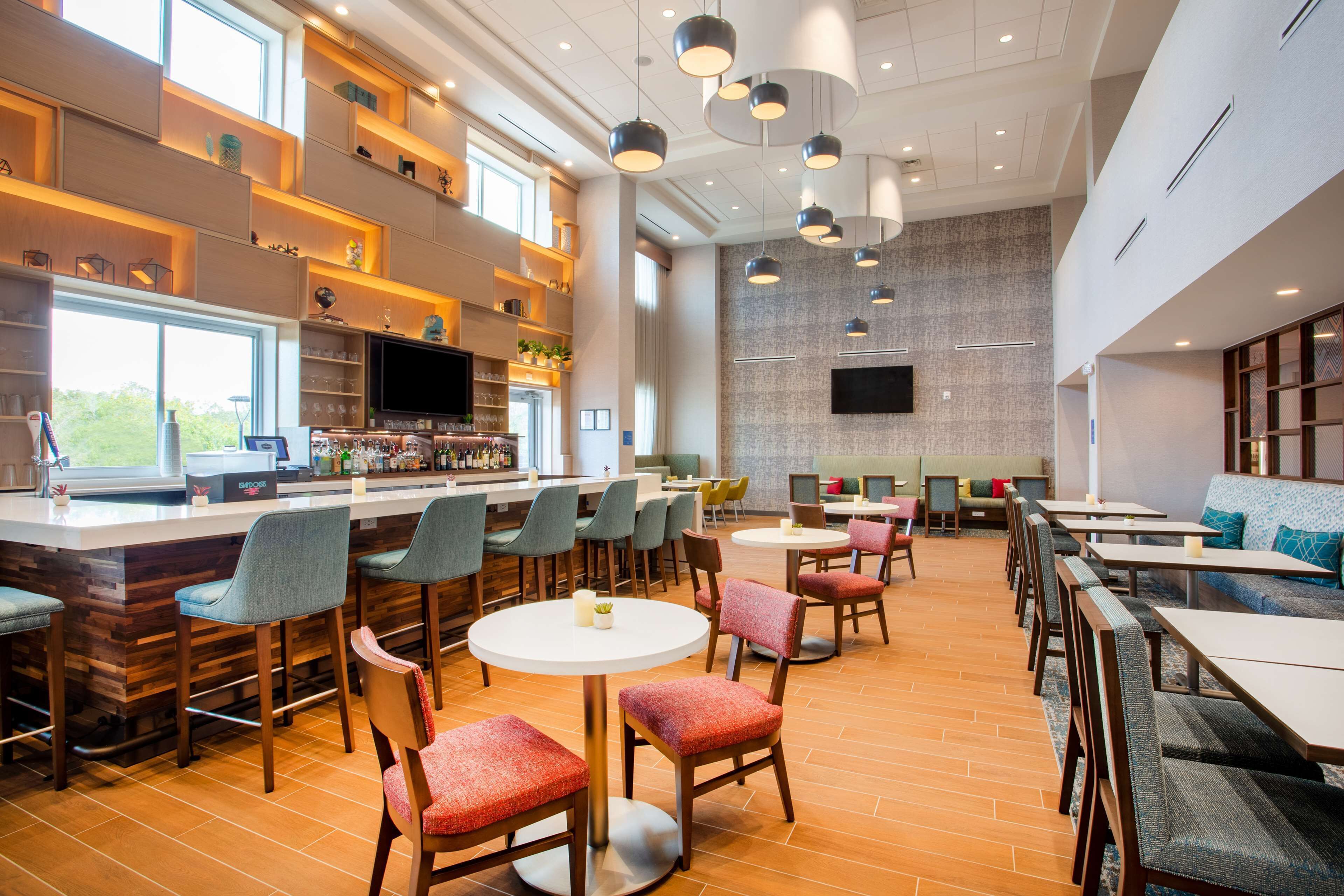 Bar (trong khuôn viên)