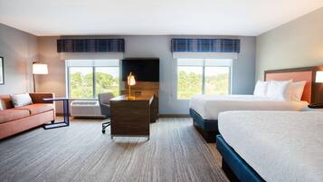 Escritorio, cortinas blackout, tabla de planchar con plancha y wifi