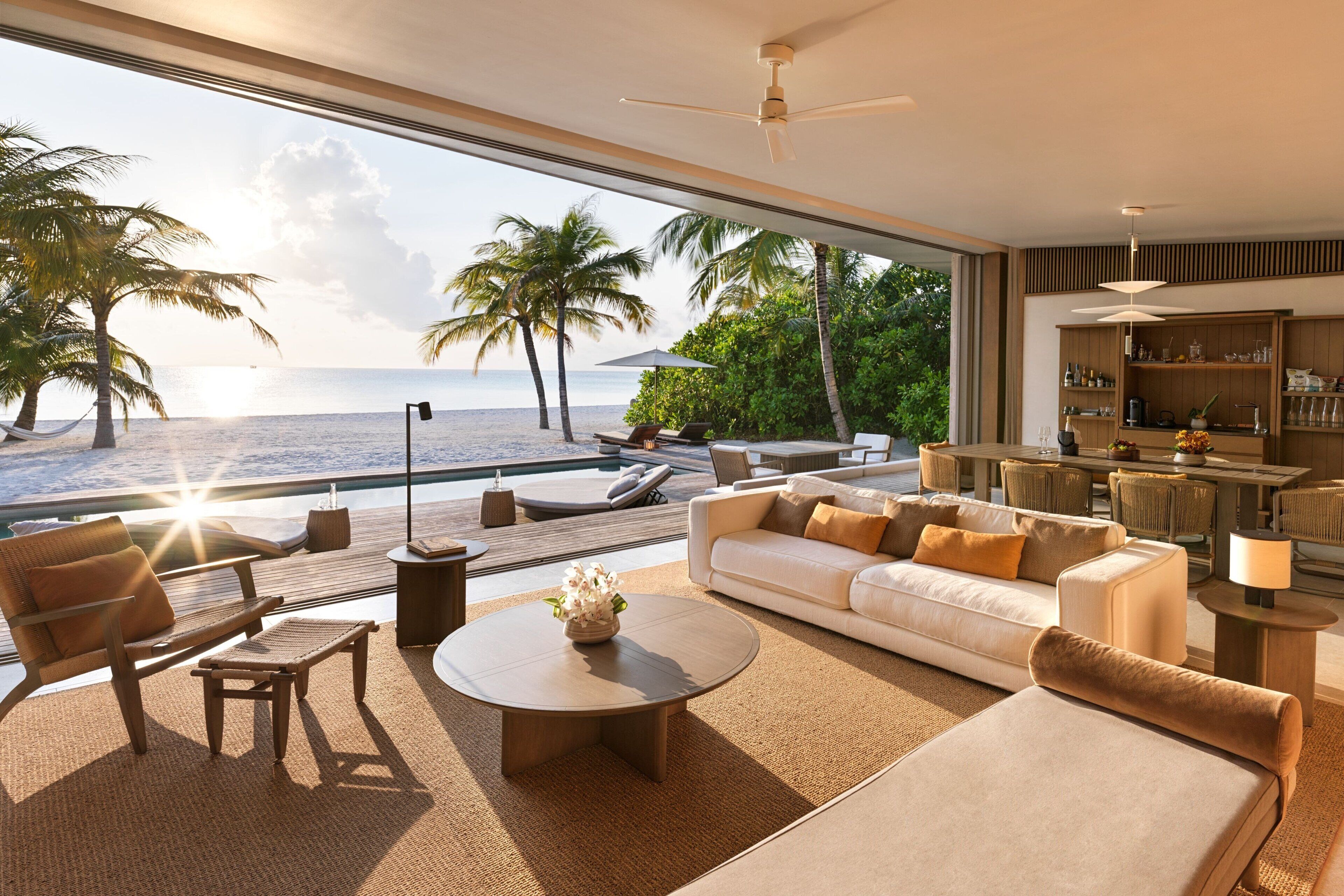 Praia particular, areia branca, espreguiçadeiras, guarda-sóis 