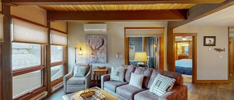 Télévision, cheminée, livres