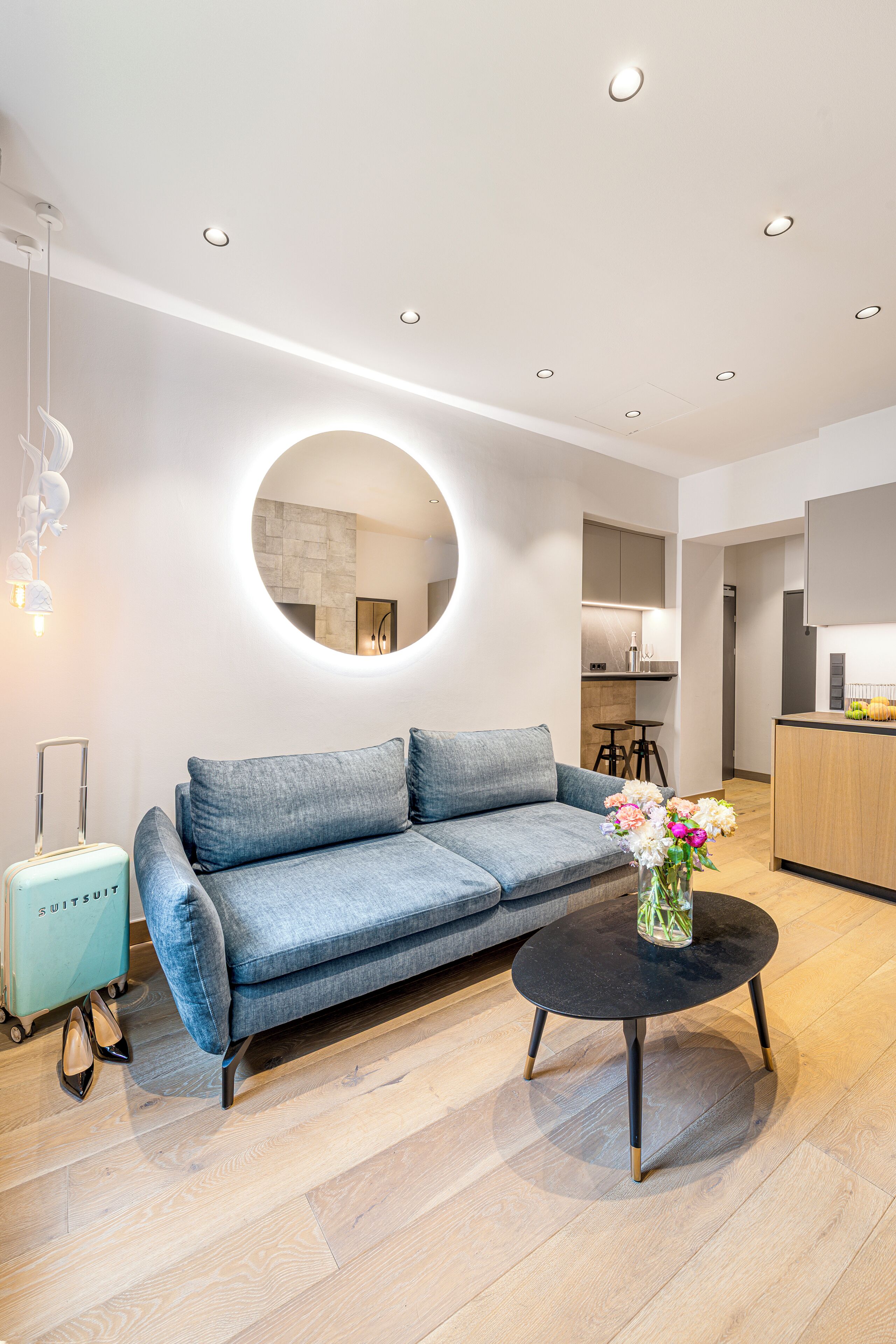 Suite Deluxe, vista a la montaña | Área de sala de estar | Televisión LED, Netflix, películas con cargo y servicios de streaming 