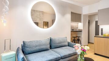Suite Deluxe, vista a la montaña | Área de sala de estar | Televisión LED, Netflix, películas con cargo y servicios de streaming
