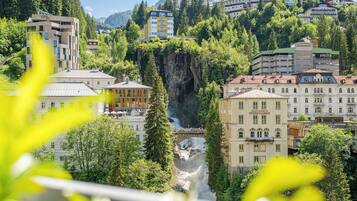 Un paisaje urbano con edificios, un puente y una cascada.