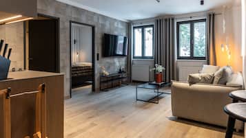Een 55-inch ledtelevisie met kabelzenders, televisie en Netflix