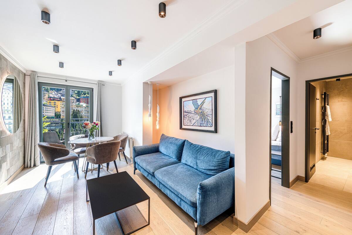 Apartamento Deluxe, balcón, vistas a la montaña | Zona de estar | Una televisión LED, Netflix, películas de pago, servicios de streaming