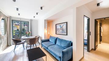 Departamento Deluxe, balcón, vista a la montaña | Área de sala de estar | Televisión LED, Netflix, películas con cargo y servicios de streaming