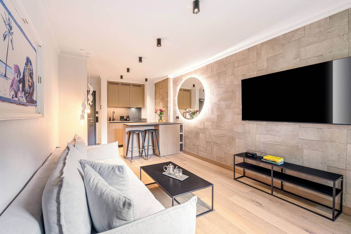 Suite Deluxe, 1 habitación | Zona de estar | Una televisión LED, Netflix, películas de pago, servicios de streaming