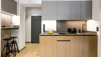 Suite Deluxe, vista a la montaña | Cocina privada | Cafetera de espresso, cafetera y tetera y refrigerador con congelador