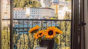 Deluxe-Apartment, 1 Schlafzimmer, Balkon | Wohnbereich | 55-Zoll-LED-Fernseher mit Kabelempfang, Fernseher, Netflix