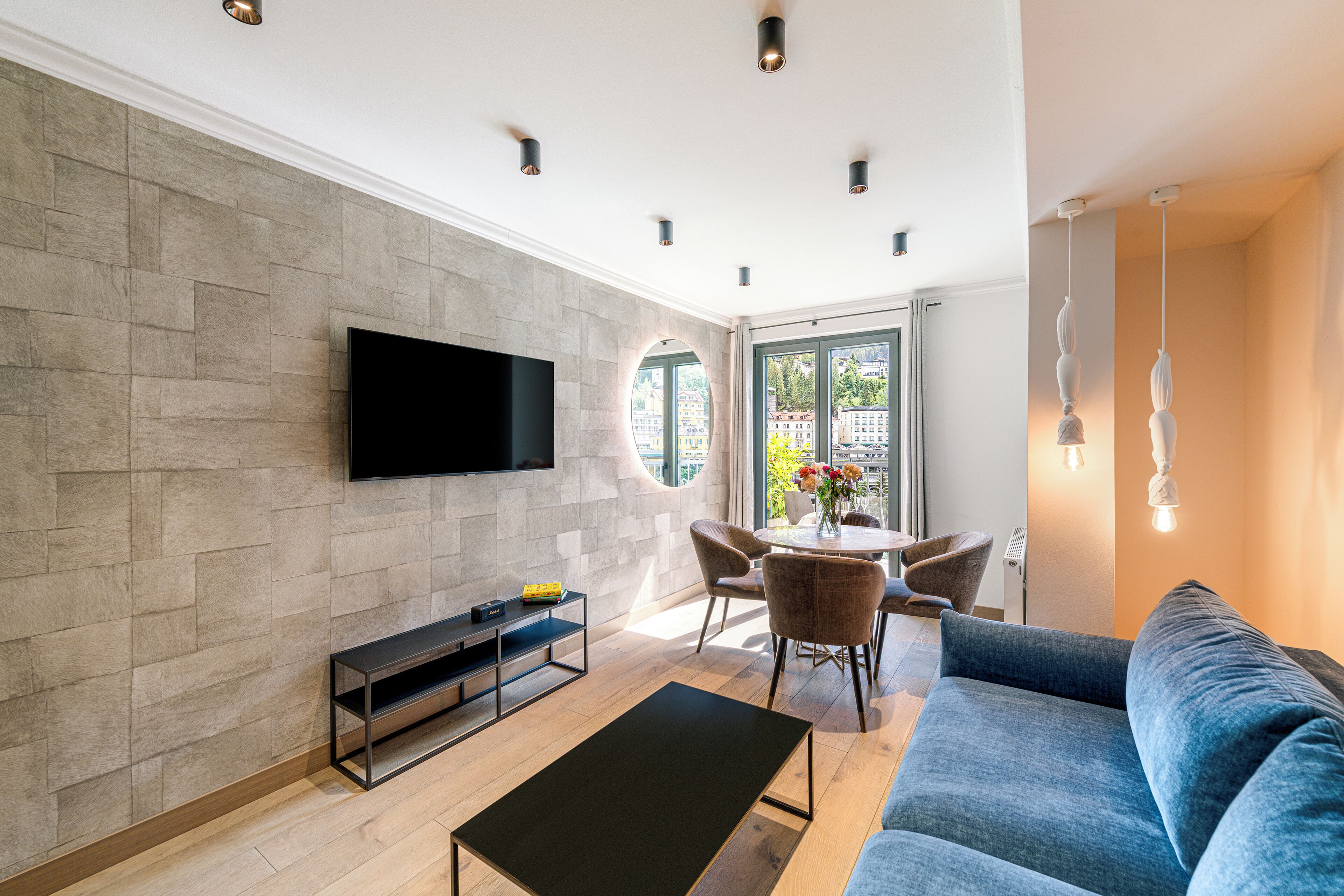 Deluxe-Apartment, Balkon, Bergblick | Wohnbereich | 55-Zoll-LED-Fernseher mit Kabelempfang, Fernseher, Netflix