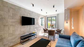 Deluxe-Apartment, Balkon, Bergblick | Wohnbereich | 55-Zoll-LED-Fernseher mit Kabelempfang, Fernseher, Netflix