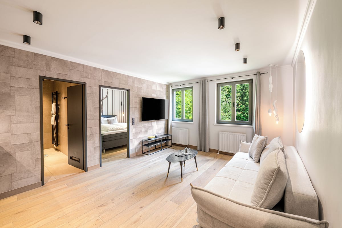 Apartamento luxo, 1 quarto | Área de estar | TV LED 55 polegadas com canais a cabo, TV, Netflix