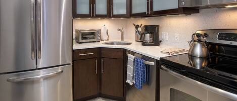 Condo, 2 Bedrooms | Private kitchen | Fridge, oven, coffee/tea maker, toaster