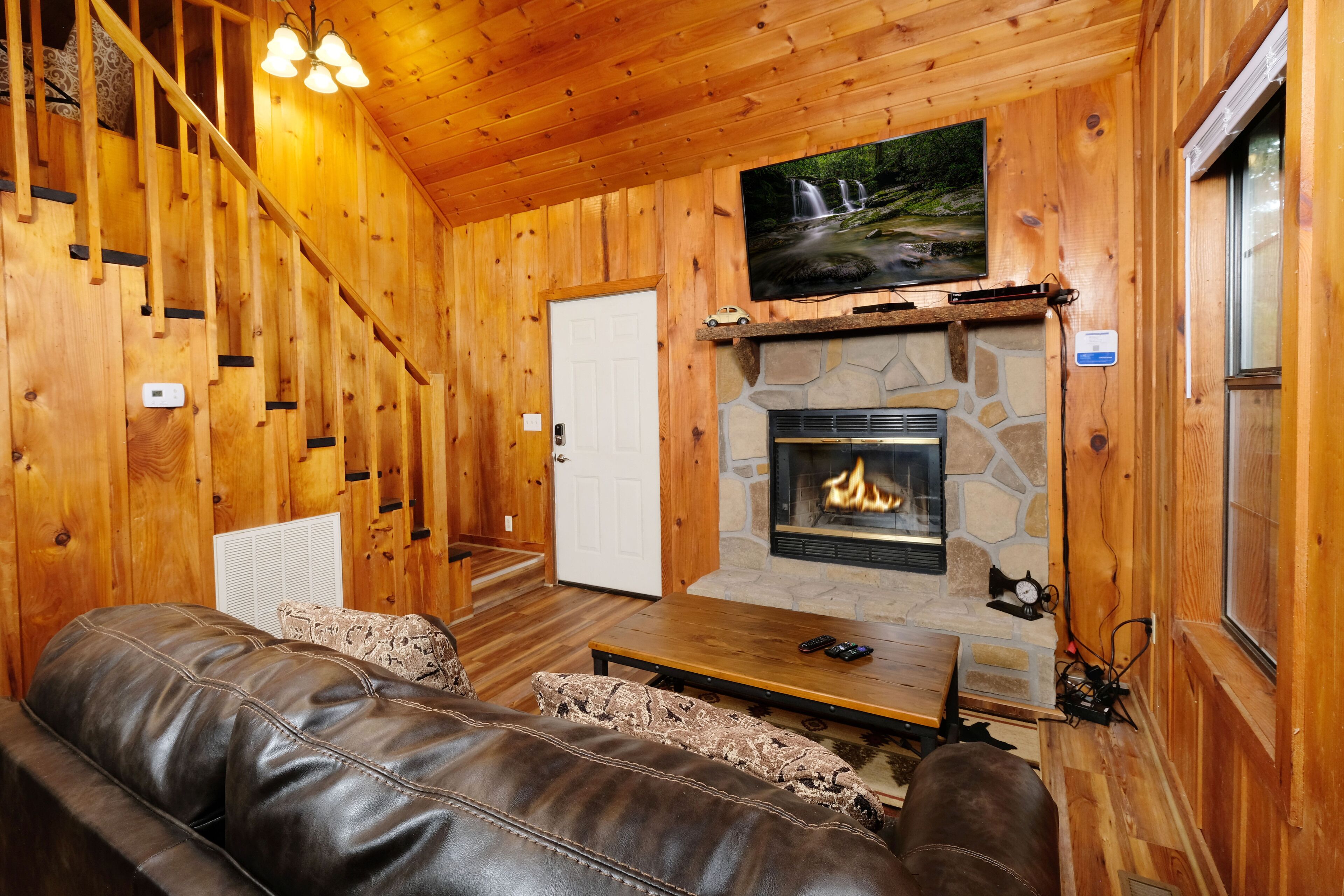 River Rush - Romantic 1 Bedroom Cabin with River Sounds