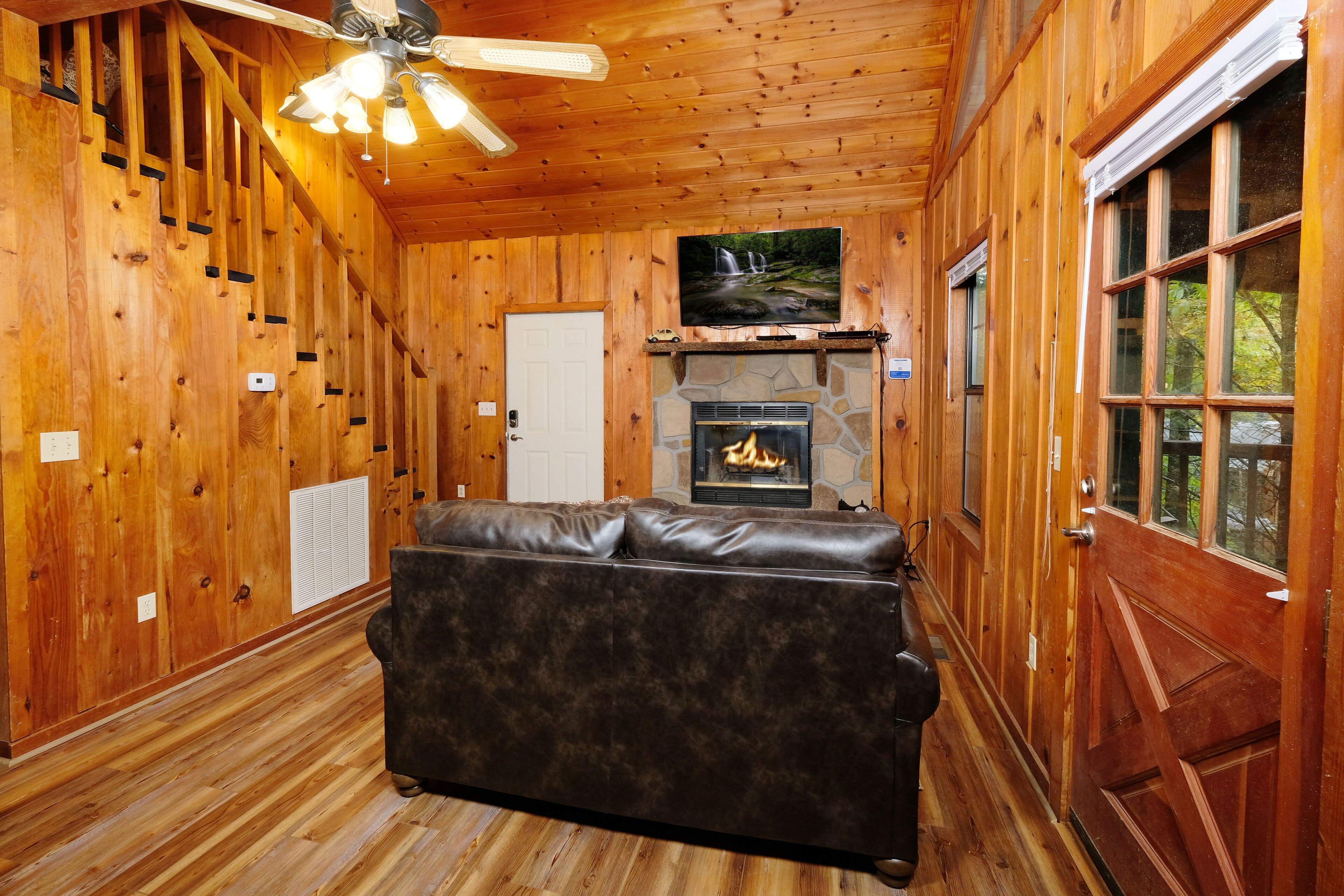 River Rush - Romantic 1 Bedroom Cabin with River Sounds