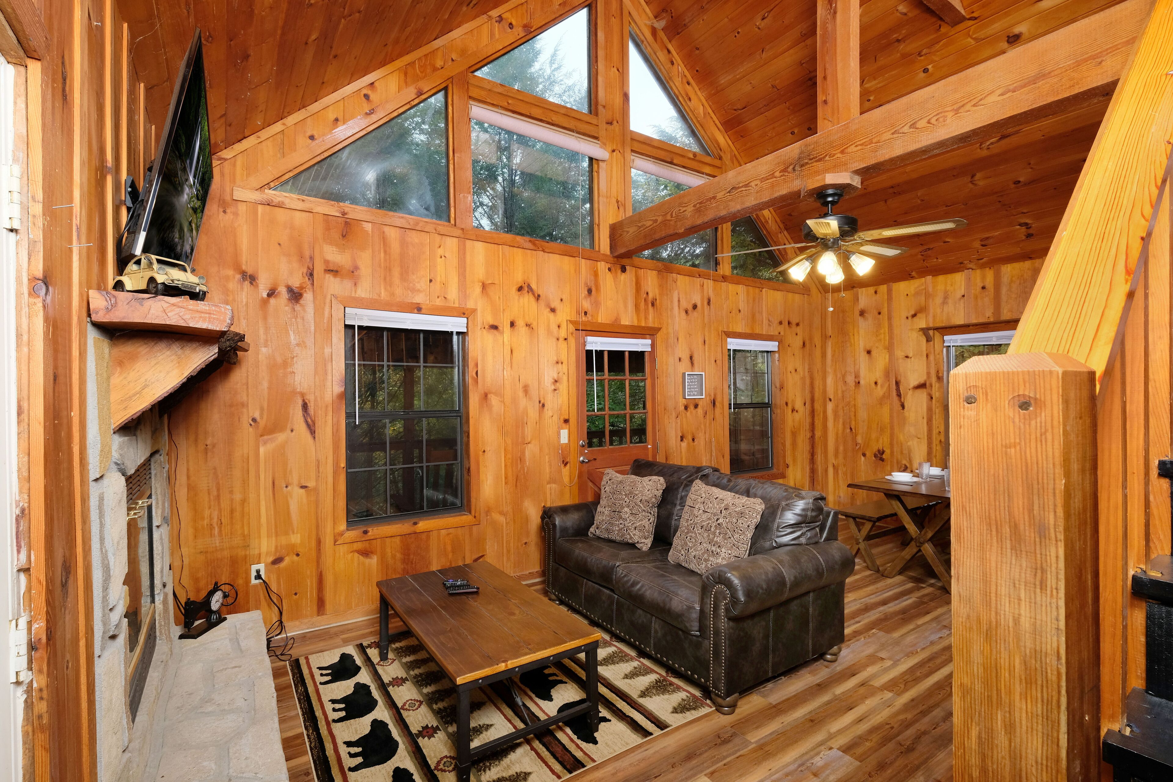 River Rush - Romantic 1 Bedroom Cabin with River Sounds