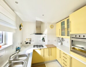 Fridge, oven, coffee/tea maker, electric kettle