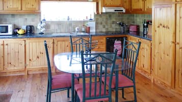 Cottage, 2 Bedrooms, 2 Bathrooms | Private kitchen | Microwave, high chair
