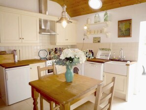 Microwave, highchair - Kizzie Cottage (Killorglin)