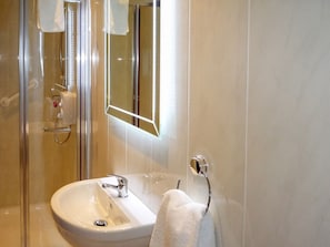 Bungalow, 4 Schlafzimmer, Kamin, Bergblick | Badezimmer | Dusche, Handtücher