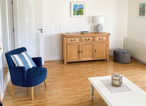 Casa, 3 habitaciones, chimenea, frente al mar | Área de sala de estar | Chimenea