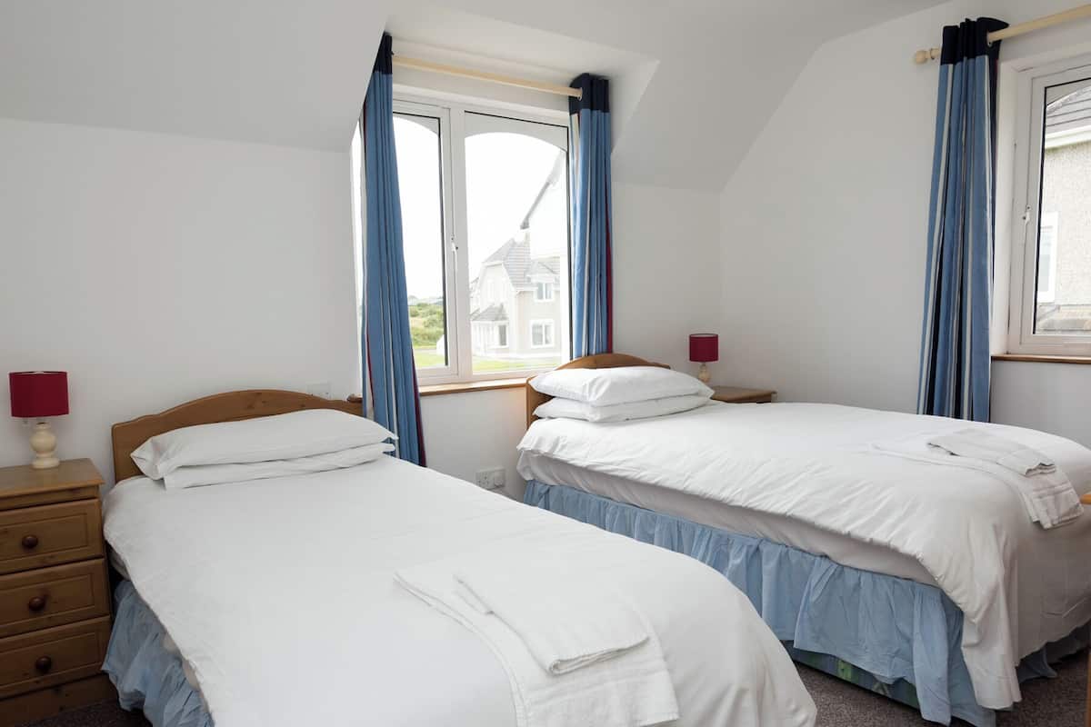 Moore Bay Holiday Home no. 10C | 6 bedrooms, bed sheets