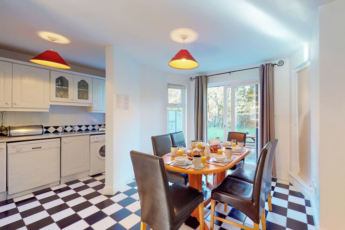 House, 3 Bedrooms, Fireplace | Private kitchen | Microwave, oven, highchair, dining tables