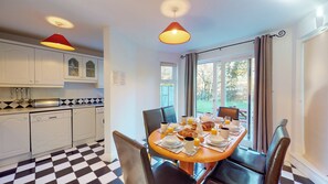 Rumah, 3 kamar tidur, perapian, pemandangan gunung | Dapur pribadi | Microwave, oven, kursi makan untuk bayi, dan meja makan