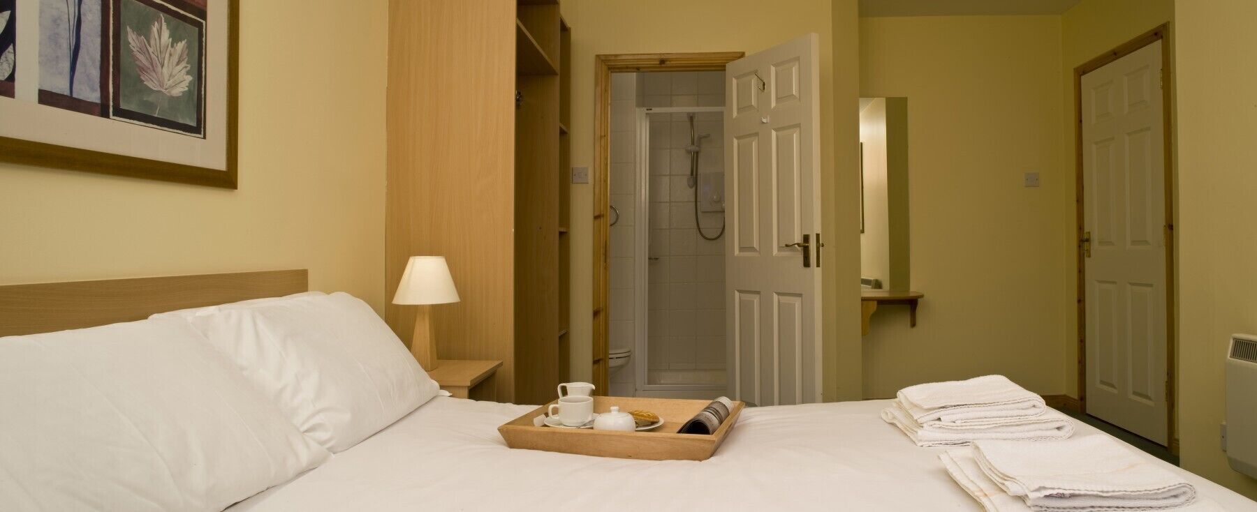 3 عدّة غرف نوم ومكواة/لوح كي وملاءات أسرّة