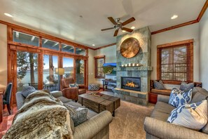 Télévision, cheminée, lecteur de DVD