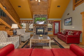 Huis, meerdere bedden, hot tub | Woonruimte | Een 70-inch flatscreentelevisie met kabelzenders en een televisie