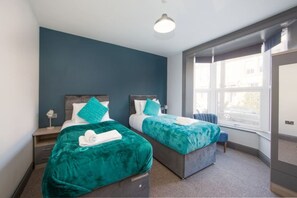 5 bedrooms, iron/ironing board, free WiFi, bed sheets - Immaculate 5-bed House in the City Centre Ashford (Ashford)