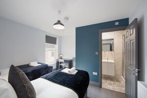 Casa | 5 dormitorios, tabla de planchar con plancha, wifi gratis y ropa de cama