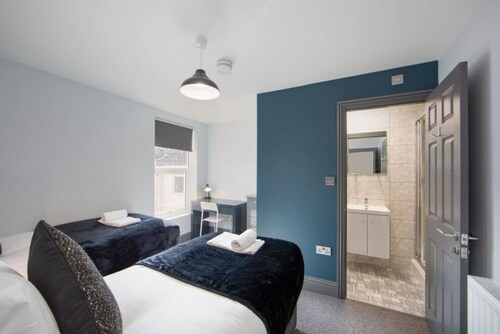 Immaculate 5-bed House in the City Centre Ashford