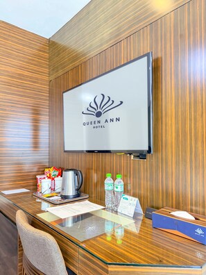 Premier Quadruple Room, City View (Premier Family) | Bar mini, peti besi dalam bilik, dihias secara berasingan 