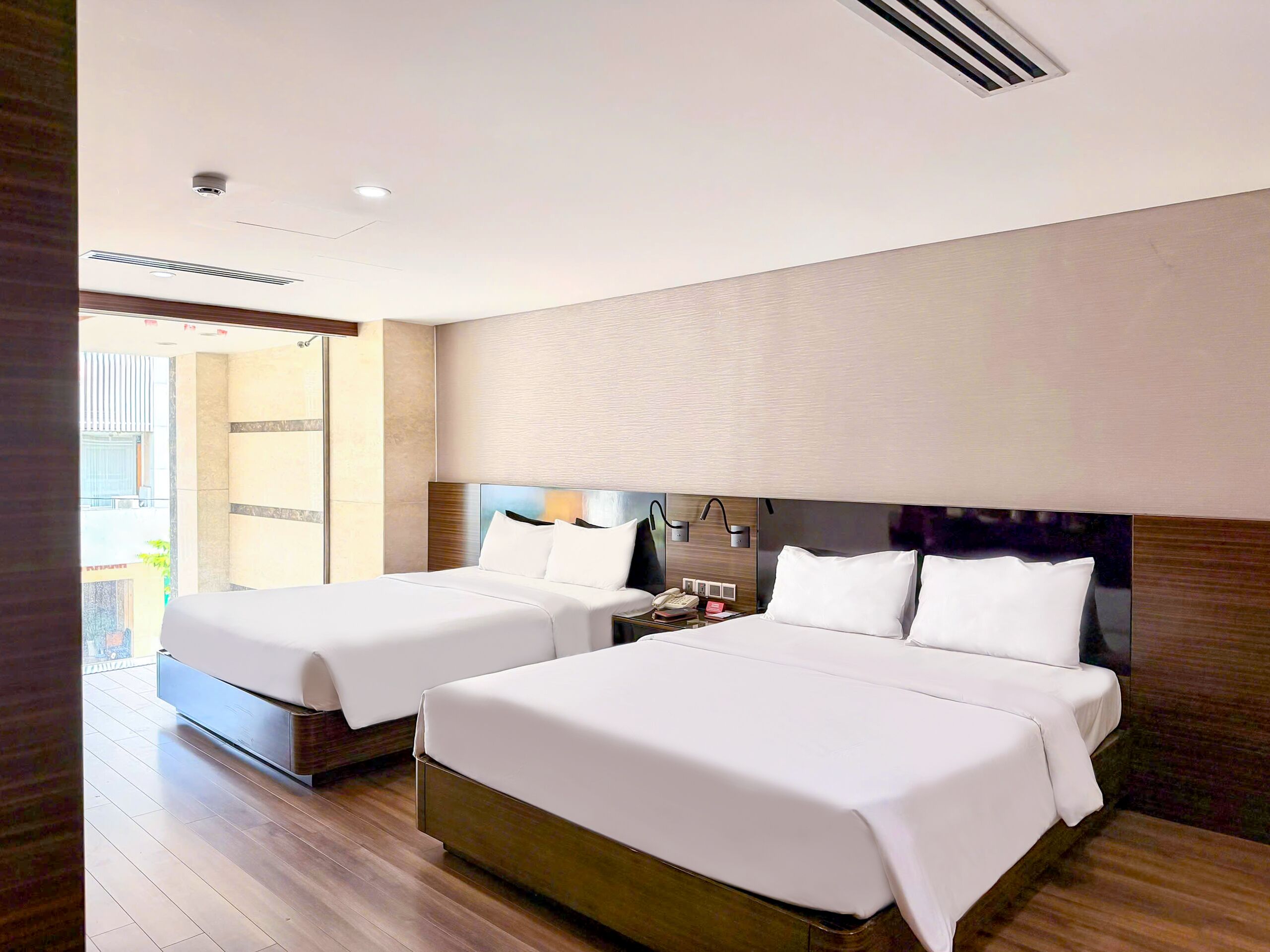 Habitación cuádruple Premier, vista a la ciudad (Premier Family) | Minibar, caja de seguridad en la habitación y decoración personalizada 