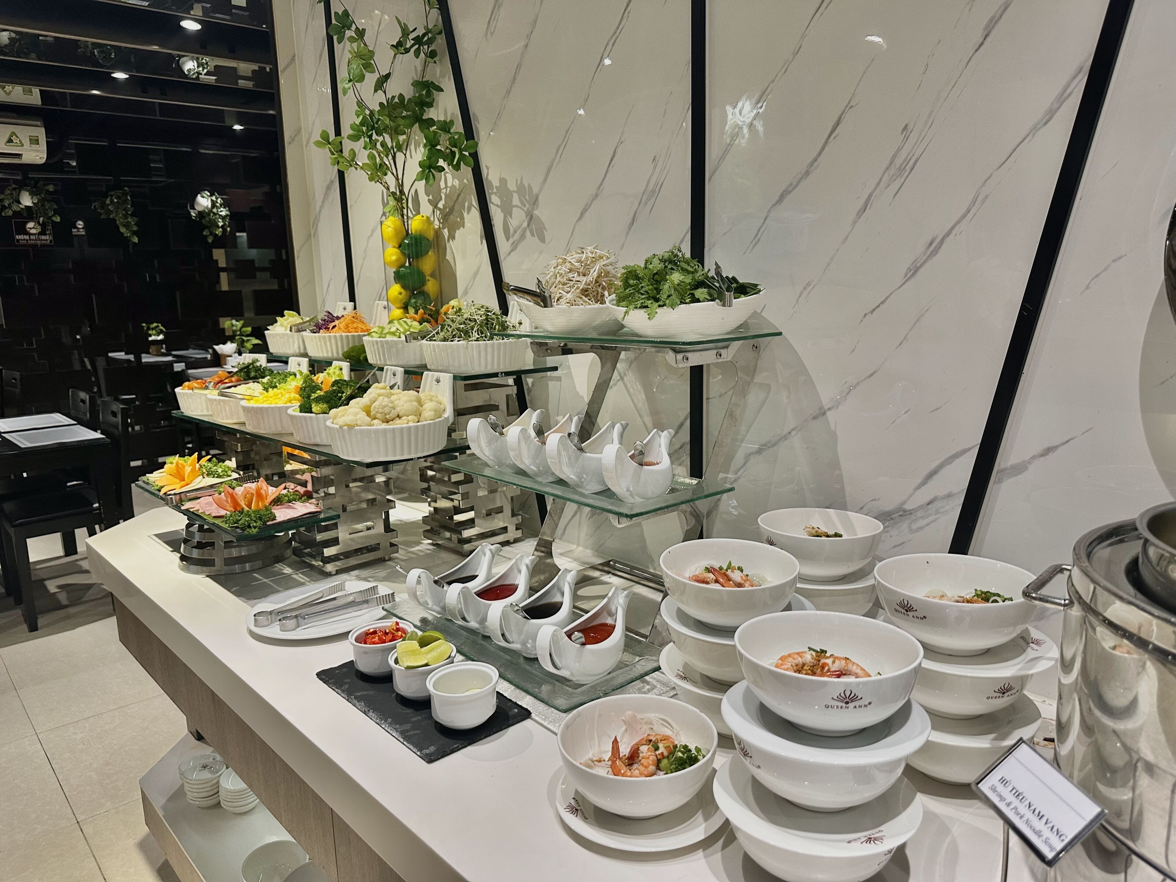 Bữa sáng buffet hàng ngày với phụ phí nhỏ 